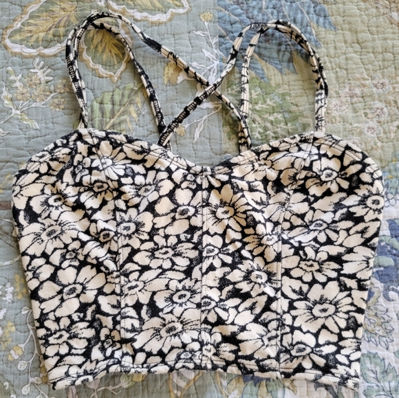 Hollister Tops - Hollister | Black & White Daisy Crop Top